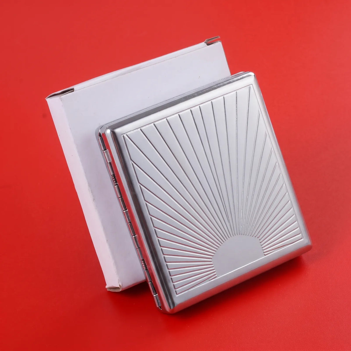 Étui gravé Soleil levant avec sa boîte blanche, sur fond rouge