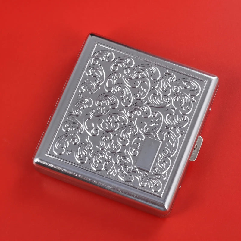 Étui gravé Arabesques, fermé, sur fond rouge