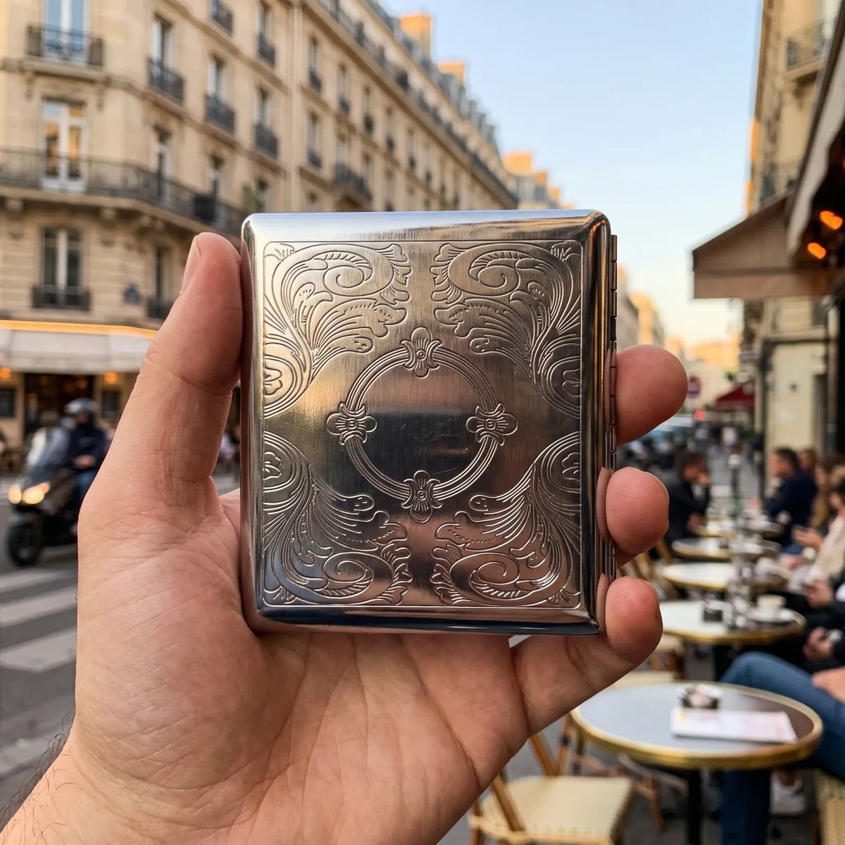 Étui N°1 Rinceaux tenu en main dans une rue de Paris